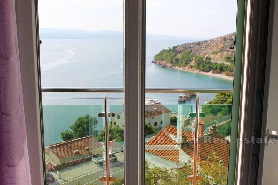 U blizini Omiša, samostojeća kamena kuća