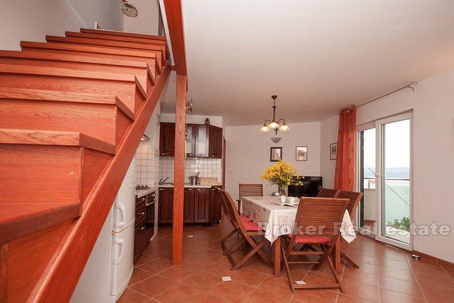 U blizini Omiša, samostojeća kamena kuća