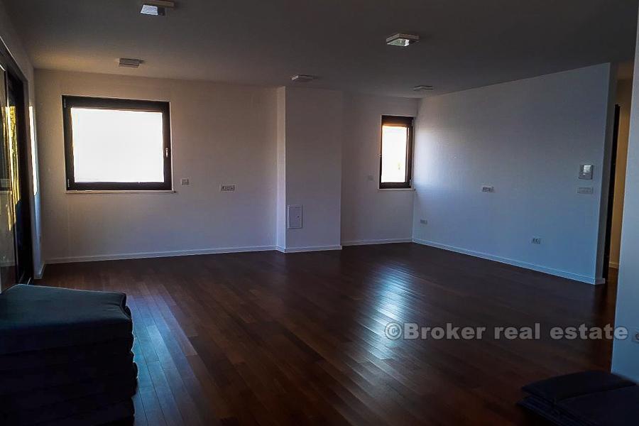 Novoizgrađeni apartman uz more, na prodaju