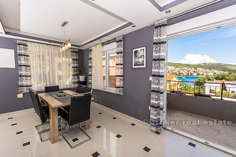 Appartamento con 3 camere da letto, vista mare, in vendita