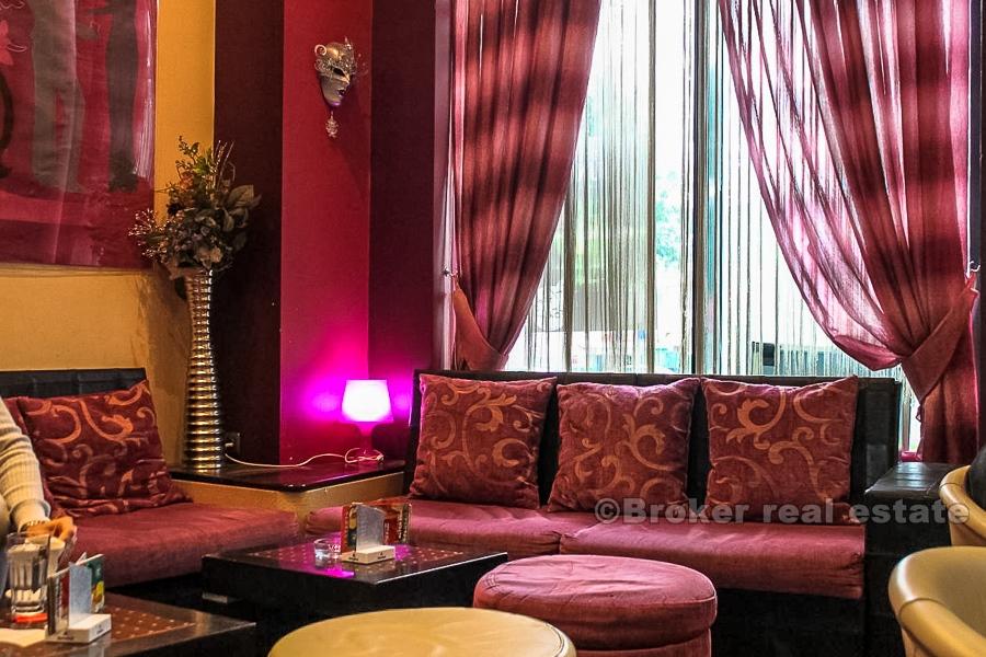 Spazio commerciale di due piani in vendita