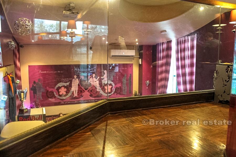 Spazio commerciale di due piani in vendita