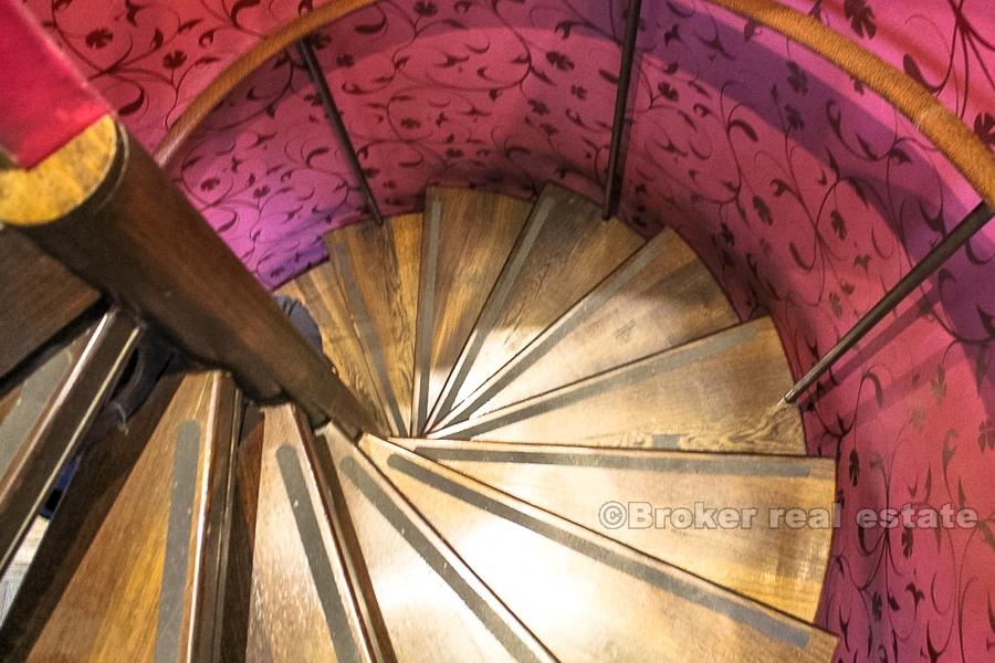 Zweistöckiger Geschäftsraum zum Verkauf