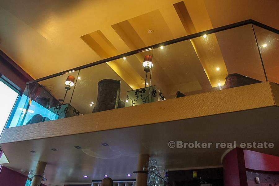 Spazio commerciale di due piani in vendita