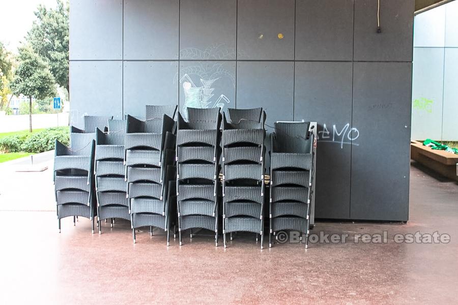 Spazio commerciale di due piani in vendita