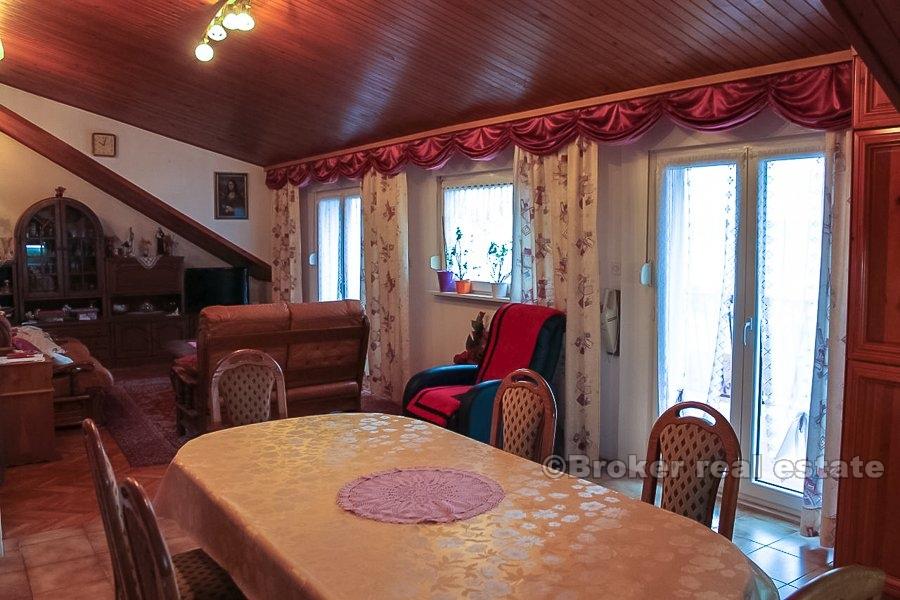 Двухкомнатная квартира с видом на море, на продажу