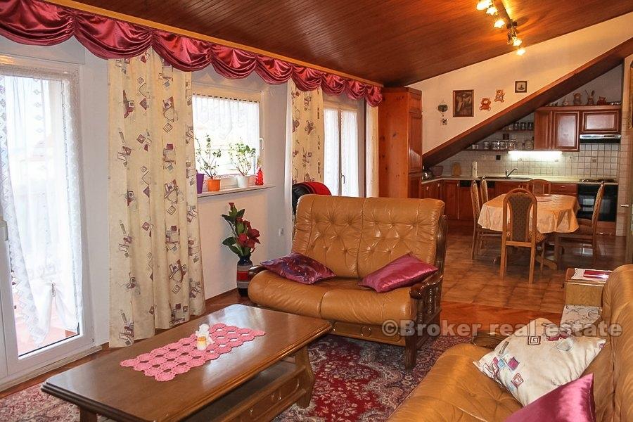 Dvosobni stan, s pogledom na more, na prodaju