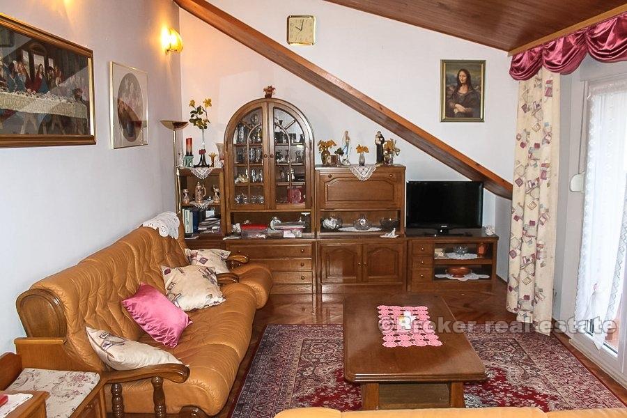 Двухкомнатная квартира с видом на море, на продажу