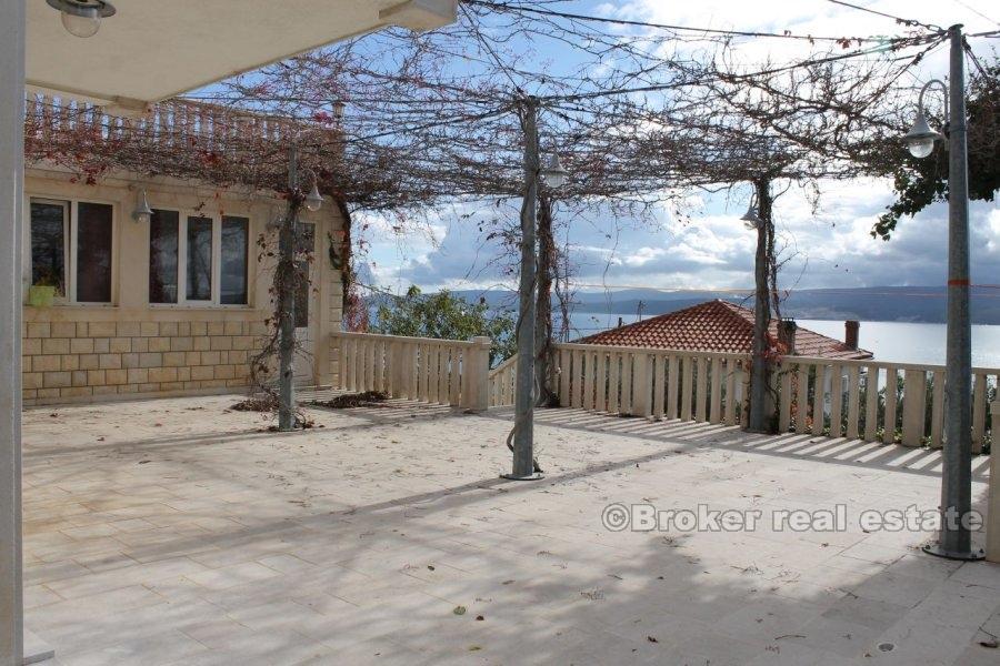 Hôtel avec vue sur la mer, à vendre