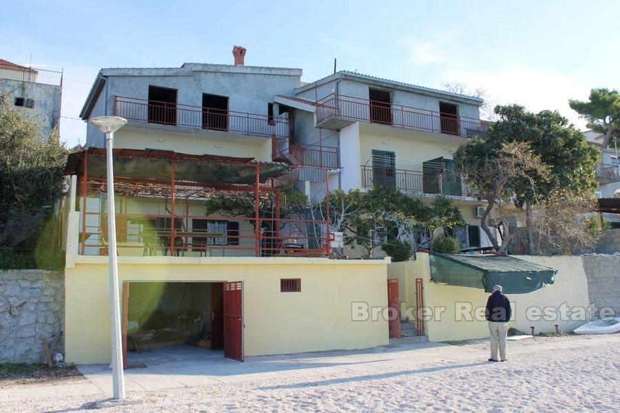 Semi-detached business-residential building