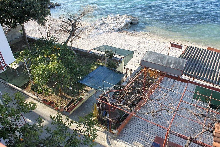 Semi-detached business-residential building