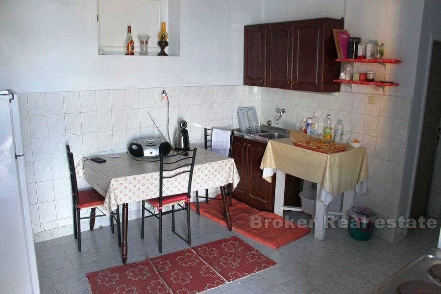 Semi-detached business-residential building