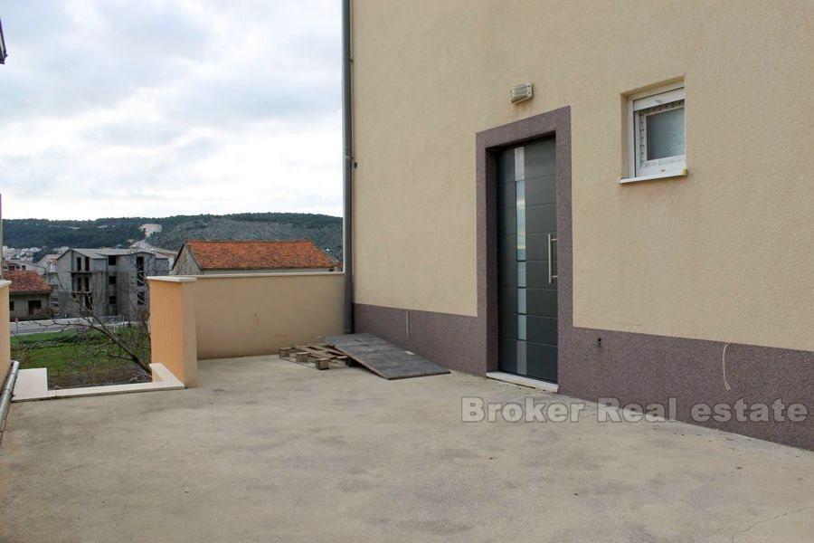 Недостроенная трехкомнатная квартира