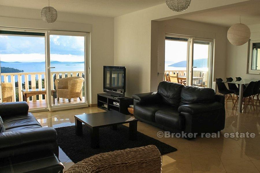 Spacious three bedroom apartment, for sale