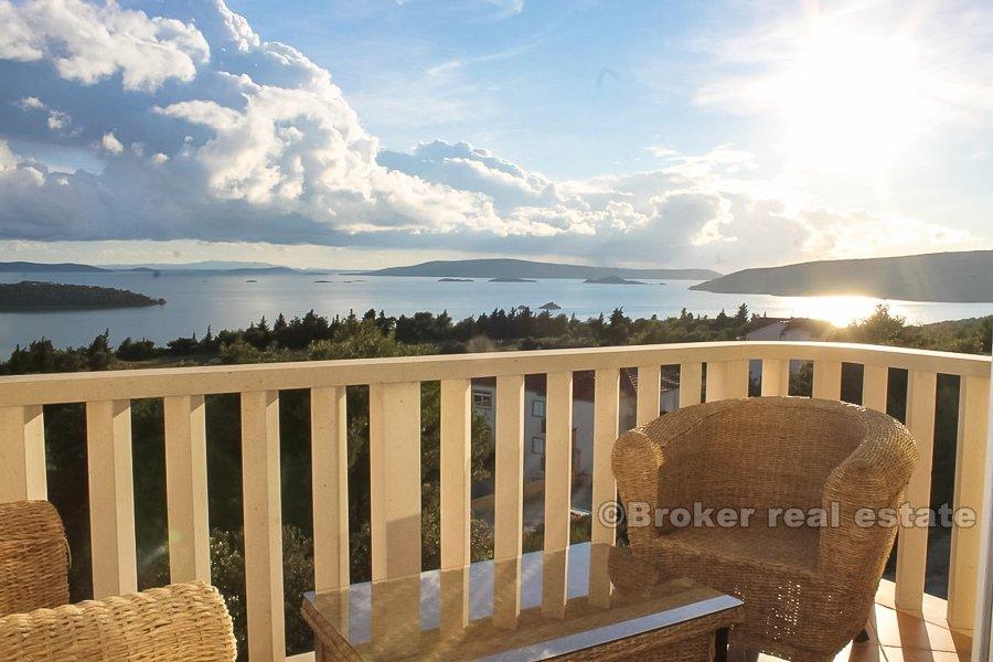 Spacious three bedroom apartment, for sale