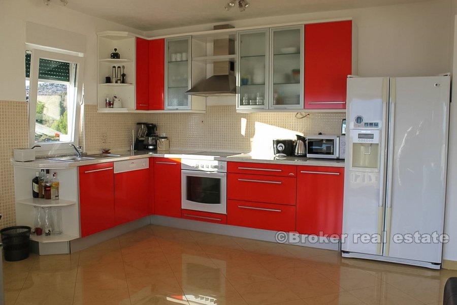 Spacious three bedroom apartment, for sale