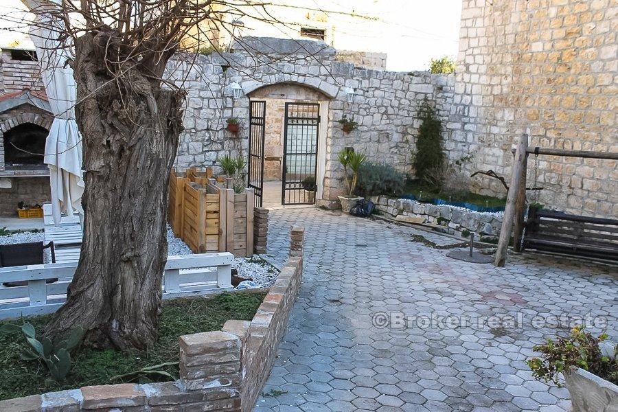 Vieille maison en pierre, sur trois étages, en vente