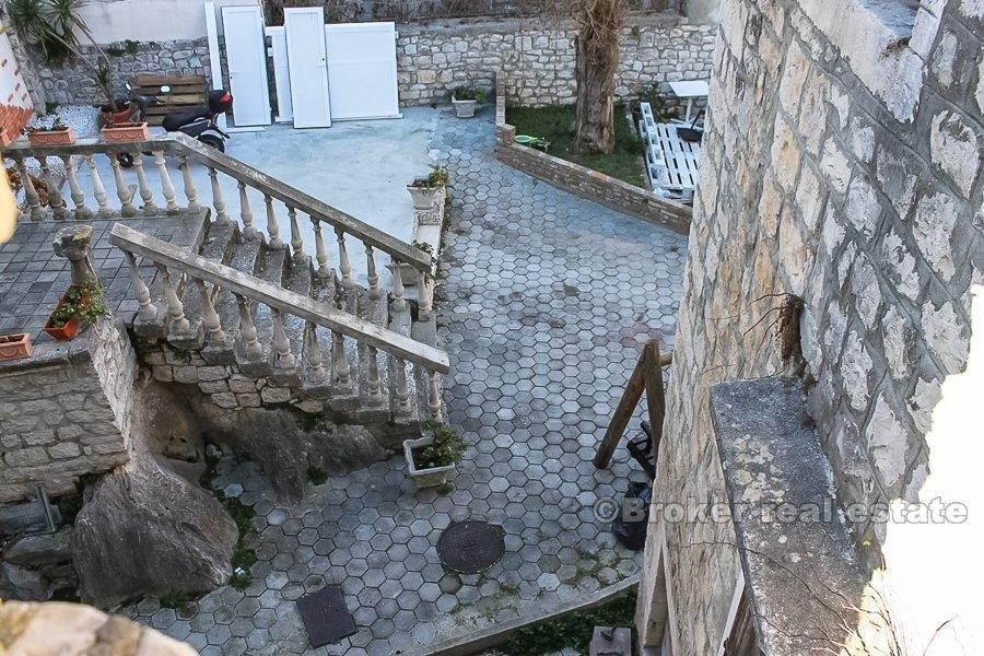 Vieille maison en pierre, sur trois étages, en vente