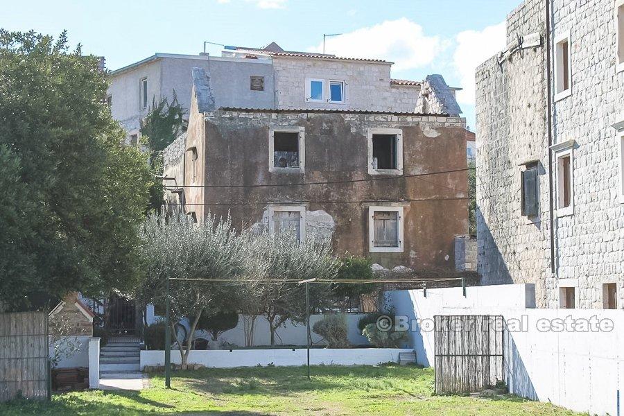 Vieille maison en pierre, sur trois étages, en vente