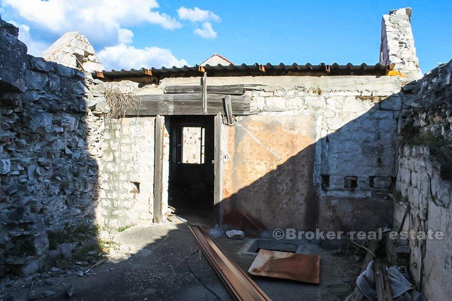 Vieille maison en pierre, sur trois étages, en vente