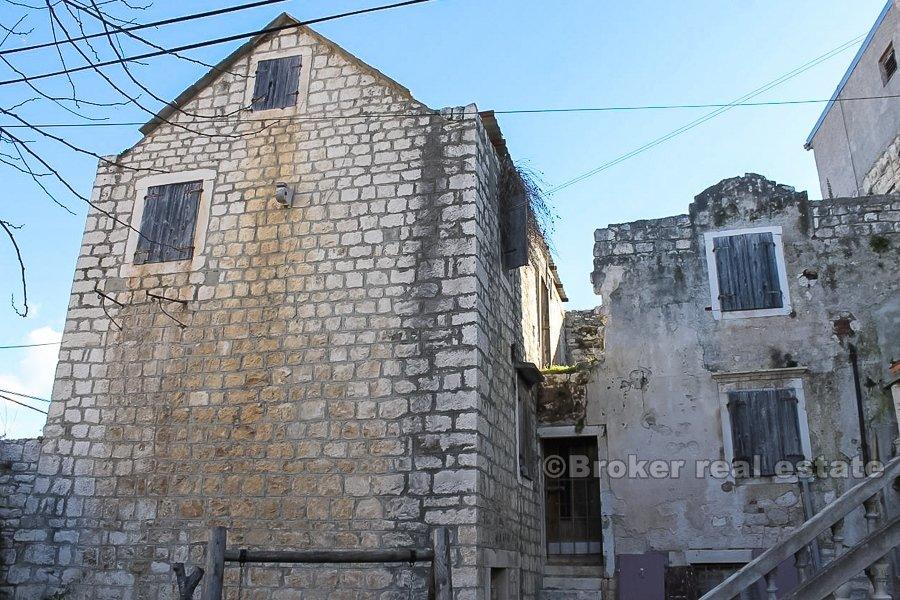 Vieille maison en pierre, sur trois étages, en vente