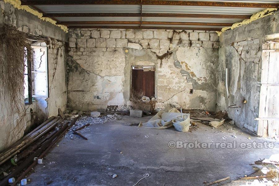 Altes Steinhaus auf drei Etagen im Angebot