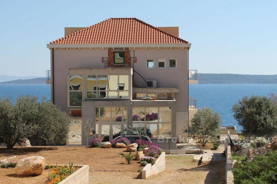 Liten familiehotell, første rad ved sjøen