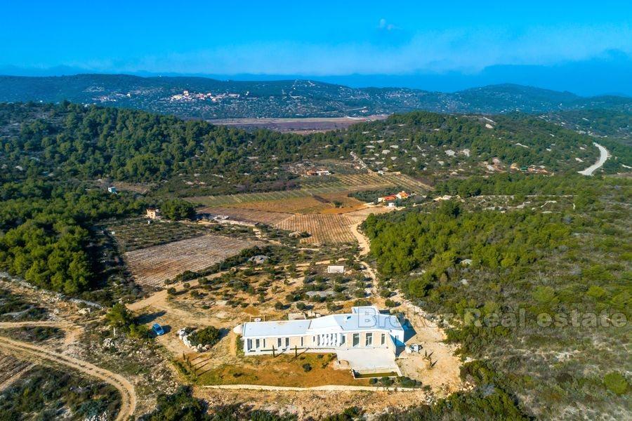 An idyllic estate on the island of Vis, for sale