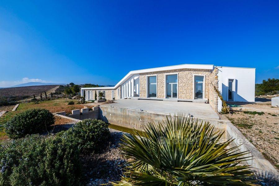 An idyllic estate on the island of Vis, for sale