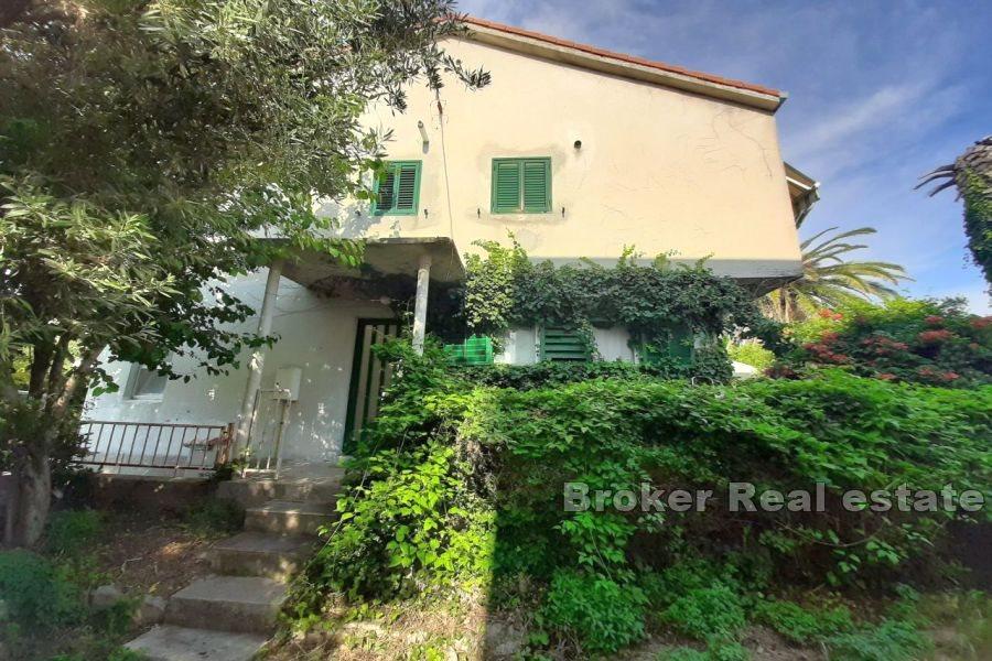 Villa neuve inachevée, première rangée de la mer