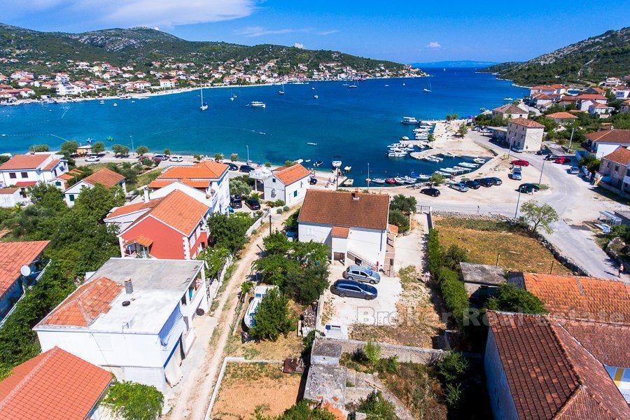 Vinisce, maison en première rangée de la mer