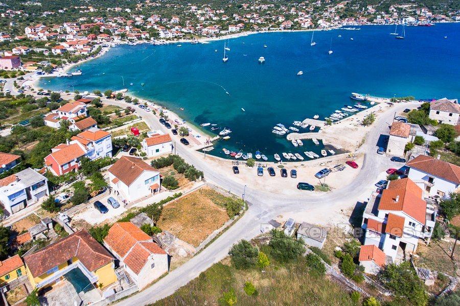 Vinisce, house in first row to the sea