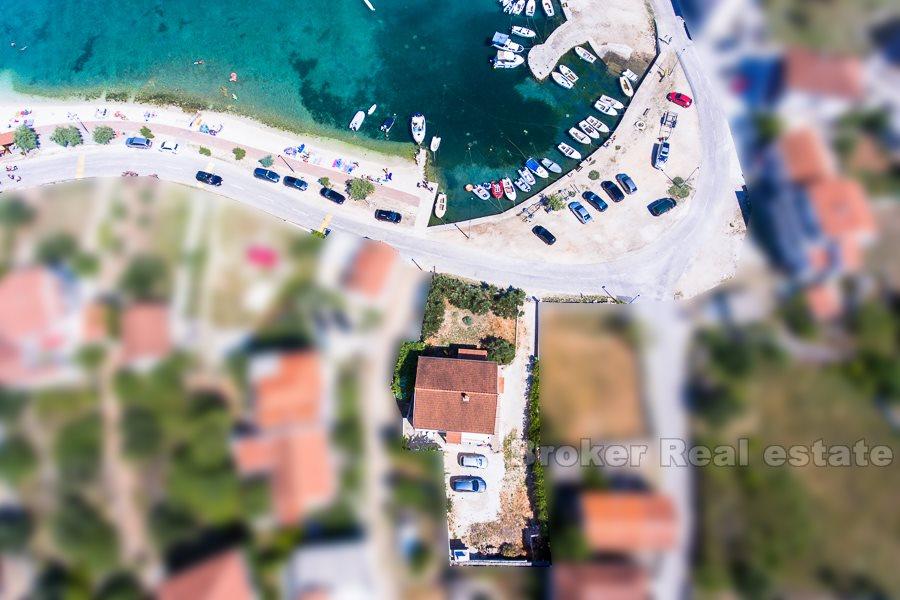 Vinisce, house in first row to the sea