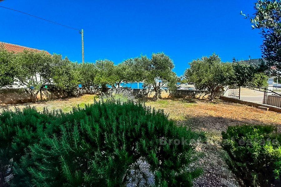 Vinisce, house in first row to the sea