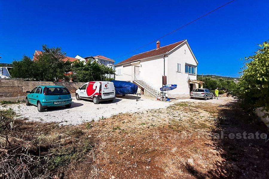 Vinisce, house in first row to the sea