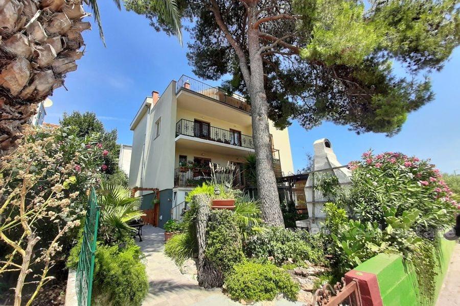 Maison avec vue partielle sur la mer