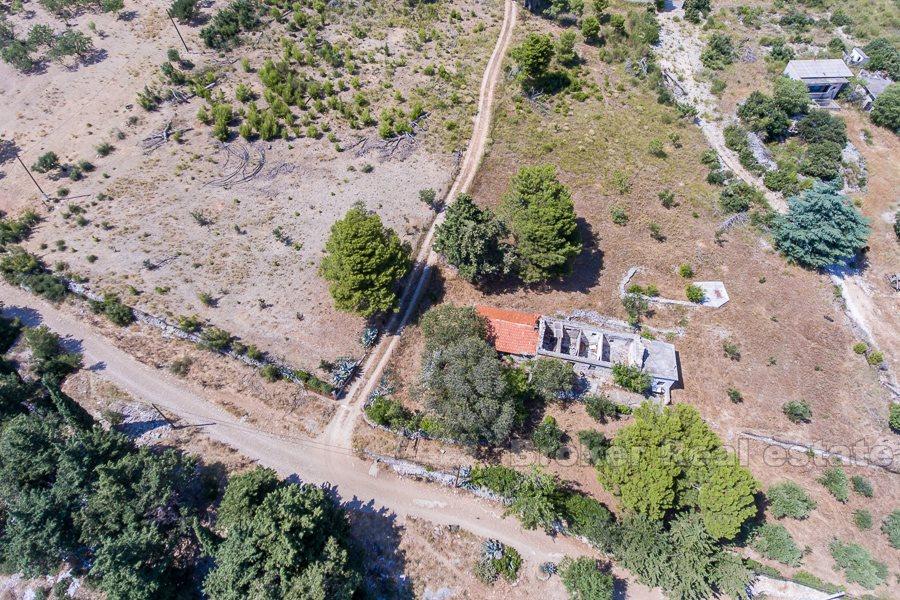 Bigger land with ruin, sea view, for sale