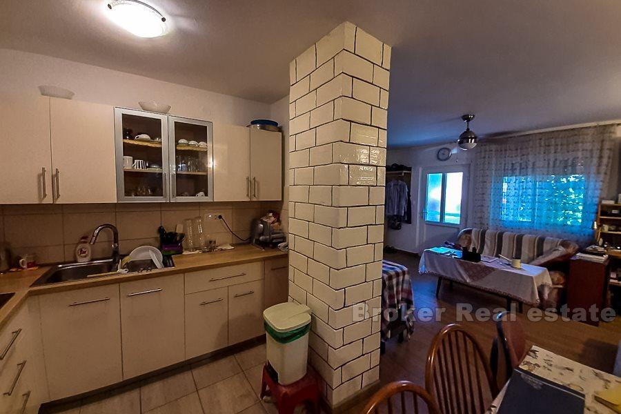 Lägenhet med trädgård, till salu