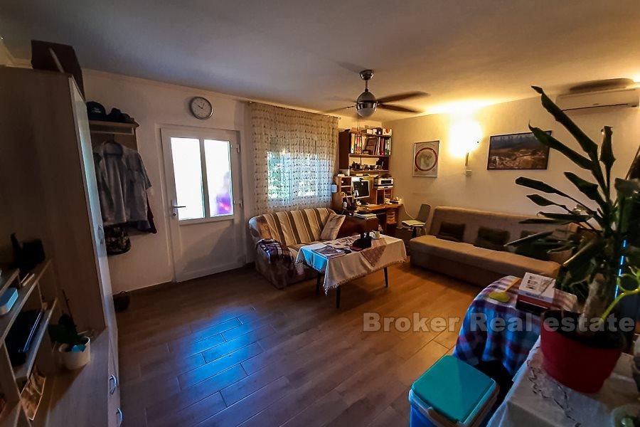 Lägenhet med trädgård, till salu