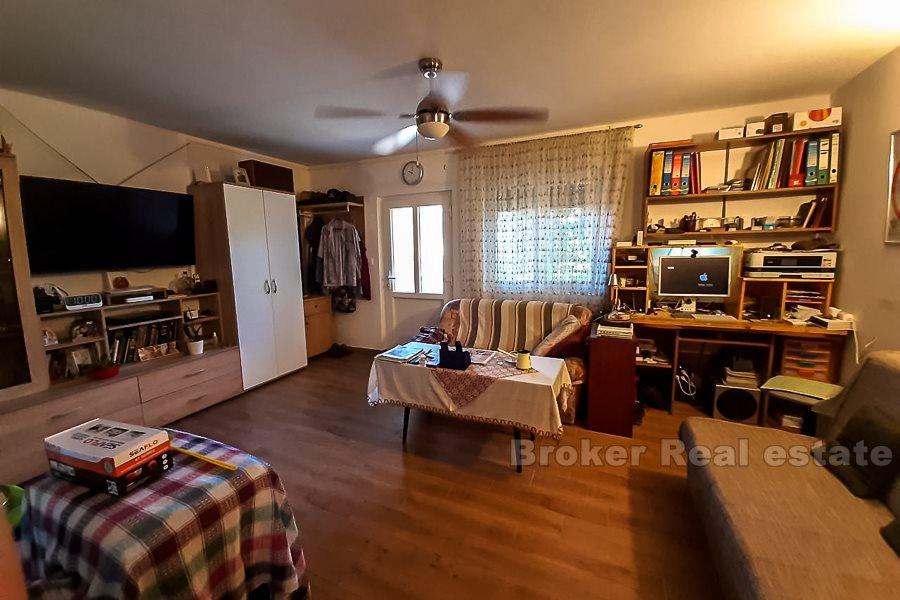 Lägenhet med trädgård, till salu