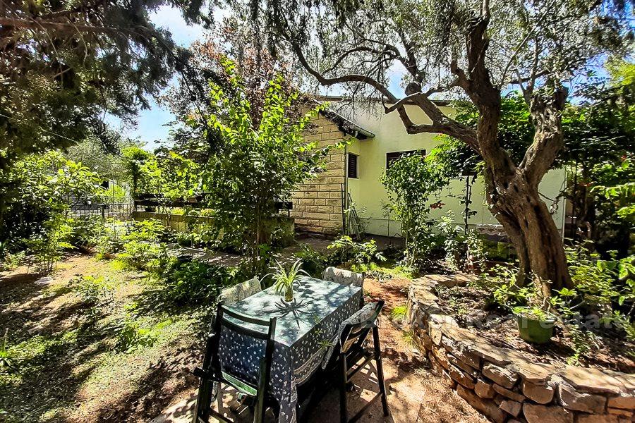 Detached house with garden, for sale
