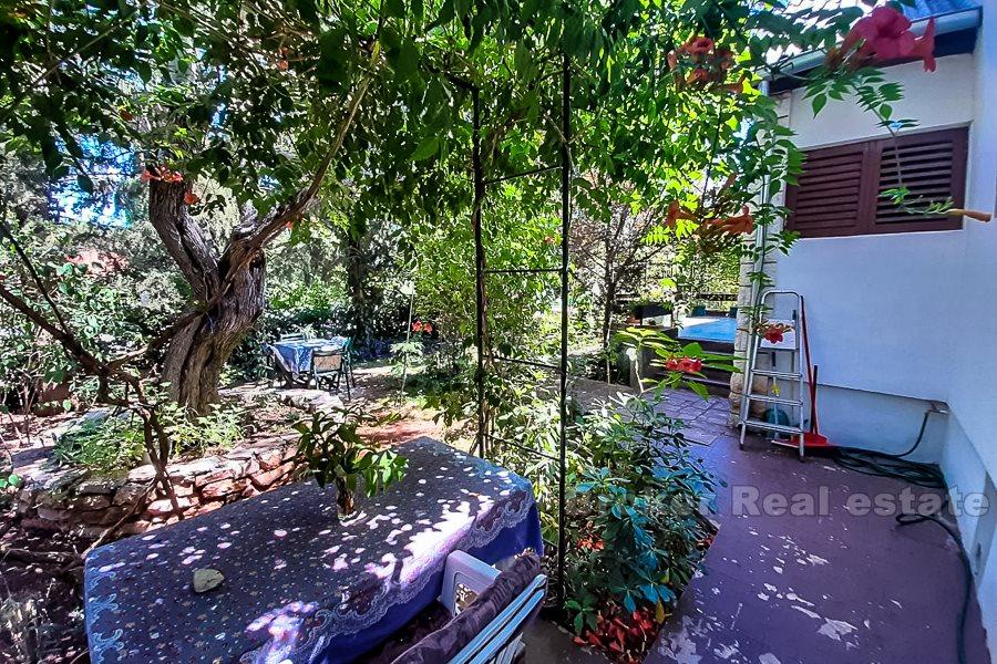 Detached house with garden, for sale