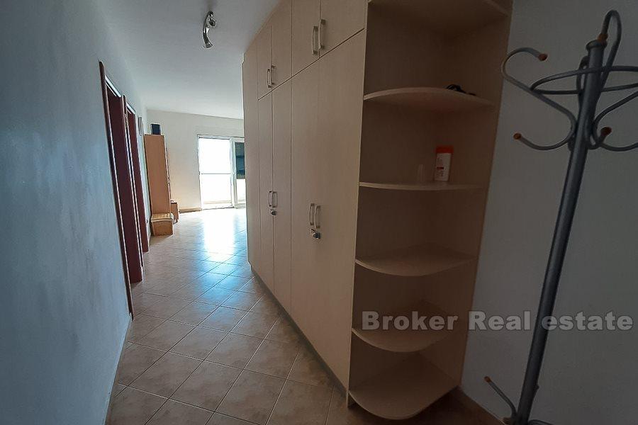 Apartment mit zwei Schlafzimmern, direkt am Meer, zu verkaufen