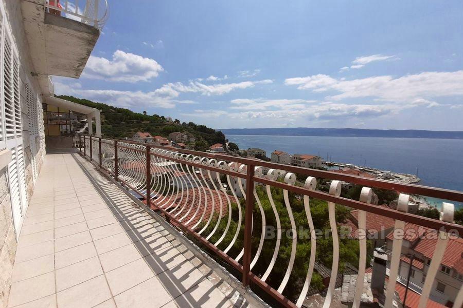 Beautiful three-room apartment with a sea view