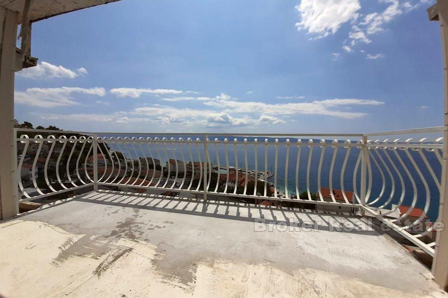 Beautiful three-room apartment with a sea view