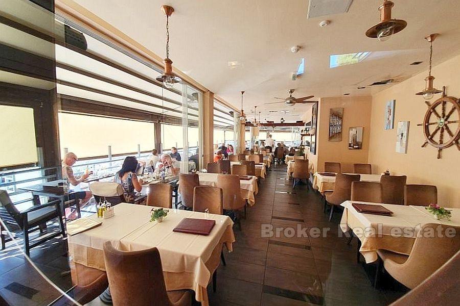 Restauracja i luksusowe pokoje w pierwszym rzędzie nad morzem