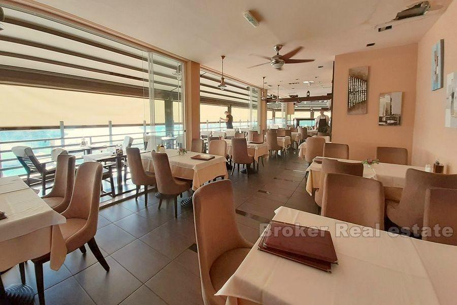 Restauracja i luksusowe pokoje w pierwszym rzędzie nad morzem