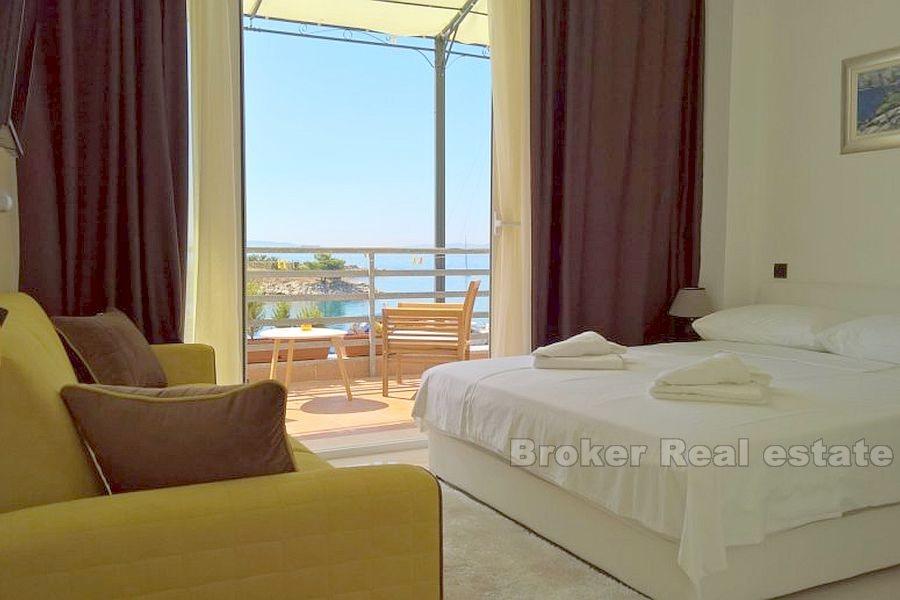 Restaurant and luxury rooms in the first row by the sea