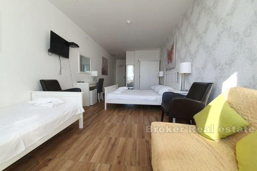 Restaurant and luxury rooms in the first row by the sea