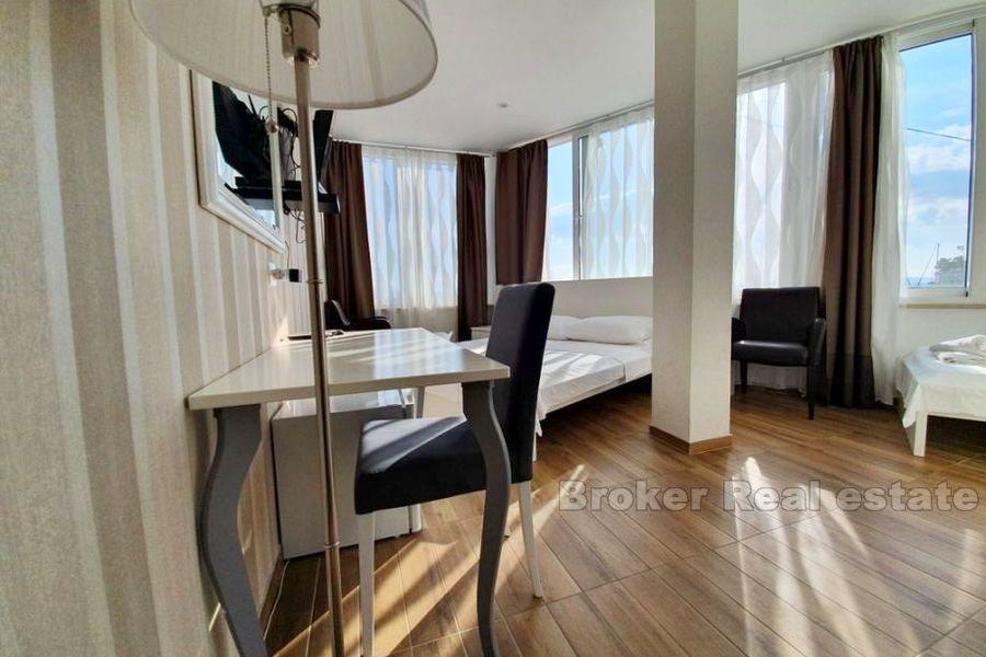 Restauracja i luksusowe pokoje w pierwszym rzędzie nad morzem